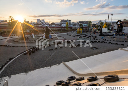 [Tokaido Main Line] Sunrise Seto and Izumo passing through a park early in the morning 133828821