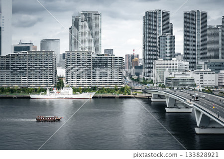 從豐洲的足浴花園眺望摩天大樓和遊船。 133828921