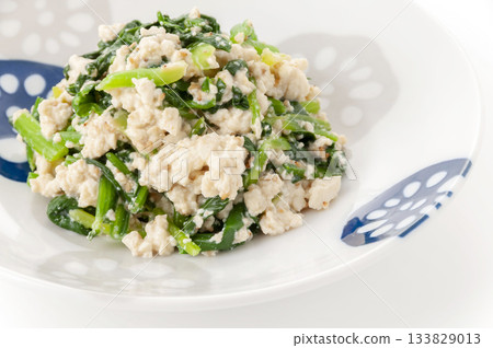 Spinach with white sesame flavor 133829013