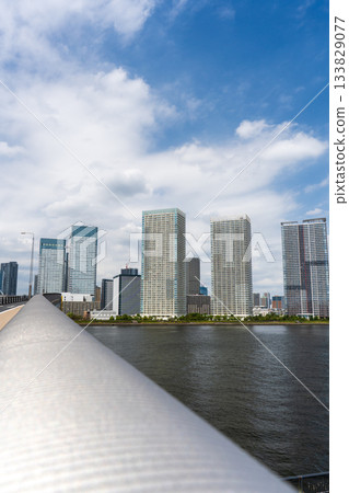 從晴海橋眺望晴海的摩天大樓。 從晴海橋眺望晴海的摩天大樓。 133829077
