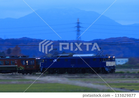 由EF64-1030型機車牽引的“Thank you EL”號列車在暮色中完成了它的最後一次強勁運行。拍攝於2025年11月24日。 133829877