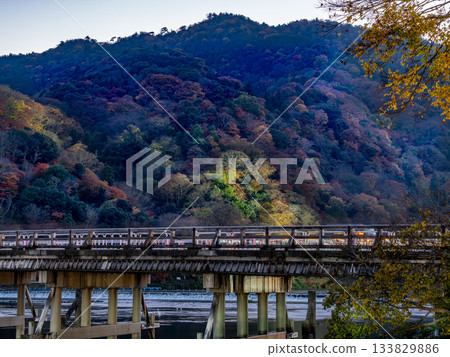 嵐山和渡月橋的秋葉 133829886