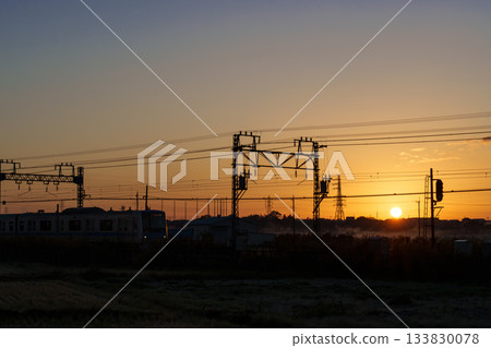 初冬清晨：小田急線與伊勢原的鄉村景色融為一體。 133830078