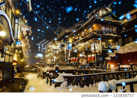 飄雪的銀山溫泉 飄雪的銀山溫泉 133830757