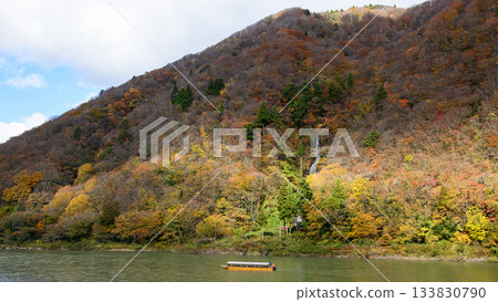 山形縣最上峽谷,深秋時節,一艘觀光船駛過白絲瀑布前。 山形縣最上峽谷,深秋時節,一艘觀光船駛過白絲瀑布前。 133830790