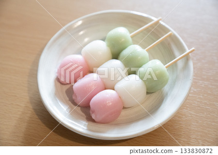 白色盤子上的三色餃子 133830872