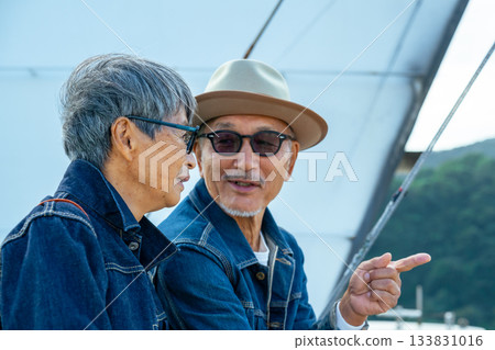 Senior couple traveling Senior couple traveling 133831016