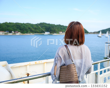 女人在渡輪上望著大海 133831152