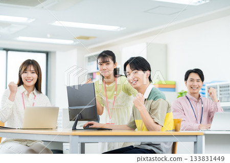 在辦公室工作的年輕工程師 133831449