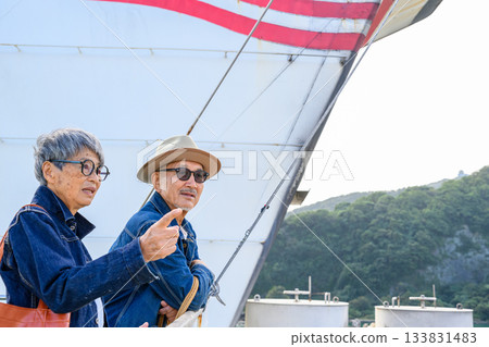 渡輪上的一對老年夫婦 渡輪上的一對老年夫婦 133831483