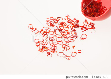 白色背景上的辣椒片 133831609