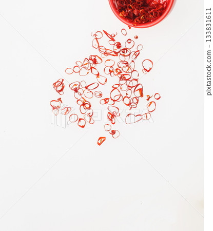 白色背景上的辣椒片 133831611