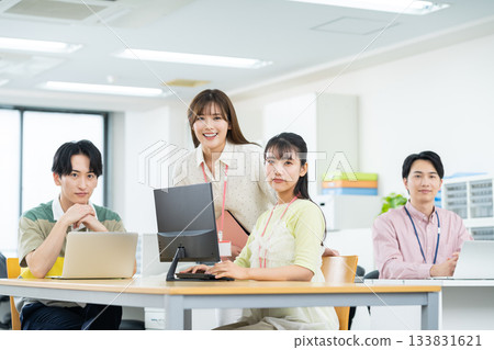 在辦公室工作的年輕工程師 133831621