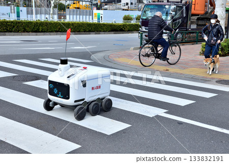 一輛無人送貨機器人正穿越行人穿越道 133832191
