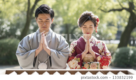 新年參拜神社－男女信徒祈禱 133832199