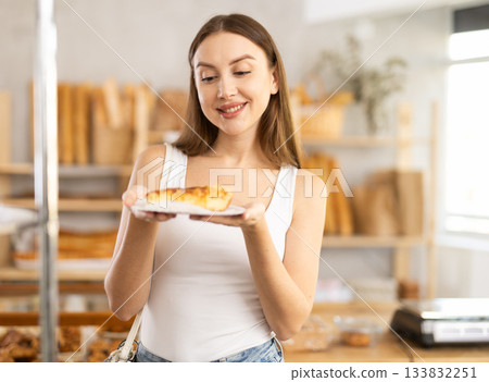 Young woman buyer with cake in bakery 133832251