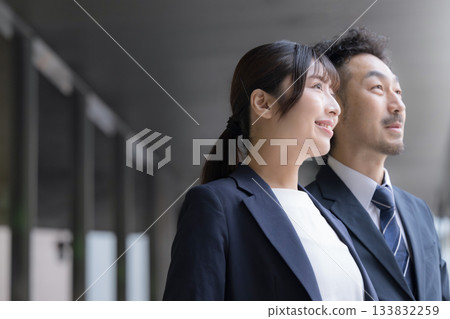 特寫鏡頭展現了運輸和辦公領域的商界人士，他們抬頭展望未來、目標、招募和創業。 133832259