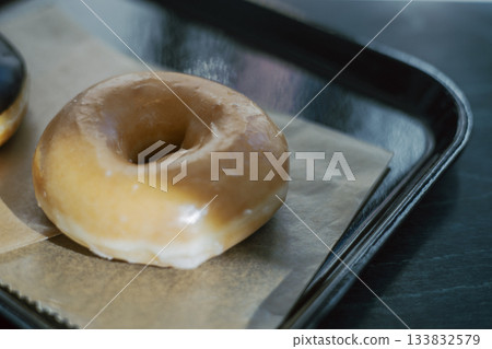 早餐：糖霜甜甜圈 133832579
