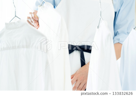 年輕的女士掛洗衣 年輕的女士掛洗衣 133832626