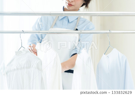 年輕的女士掛洗衣 133832629