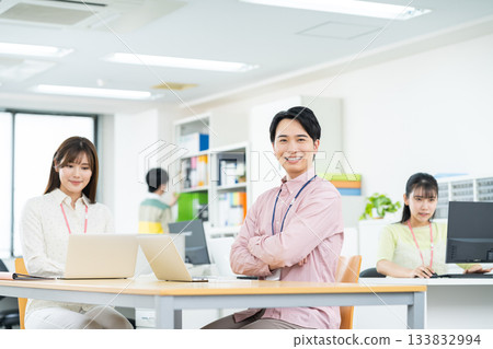 在辦公室工作的年輕工程師 在辦公室工作的年輕工程師 133832994