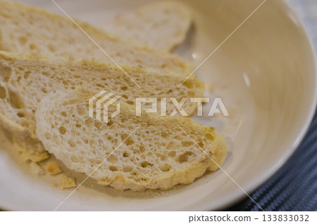 用甜瓜麵包製作的烤麵包片的特寫鏡頭 用甜瓜麵包製作的烤麵包片的特寫鏡頭 133833032