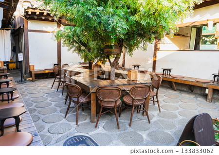 Seoul: A cafe renovated from a traditional Korean house in Ikseon-dong 133833062