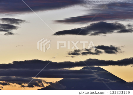 日落和富士山剪影 133833139