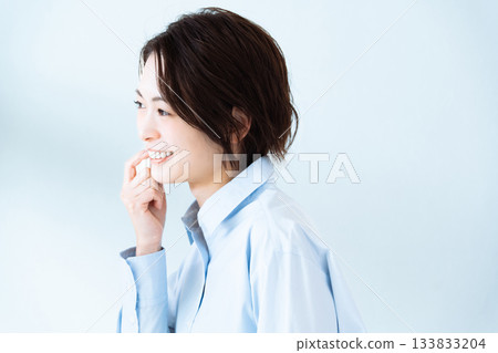 一位很注重牙齒健康的年輕女子 133833204