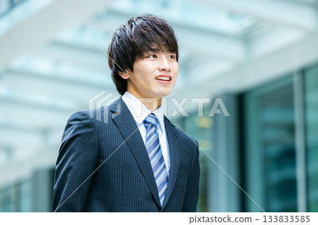 穿著西裝的年輕人 133833585