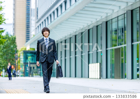 穿著西裝的年輕人 133833586