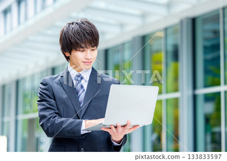 商人與筆記本電腦在辦公室 133833597