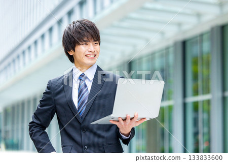 商人與筆記本電腦在辦公室 133833600