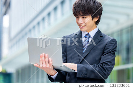 商人與筆記本電腦在辦公室 133833601