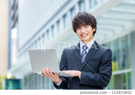 商人與筆記本電腦在辦公室 133833602