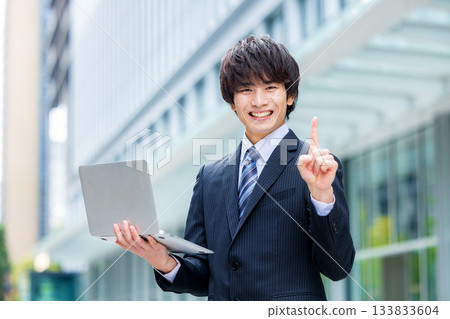 商人與筆記本電腦在辦公室 133833604