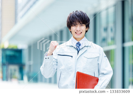 男人穿著工作服 133833609