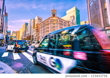 十二月的東京街景。街道燈光昏暗……計程車很多……銀座熙熙攘攘,到處都是外國人。戴口罩的人寥寥無幾(最左邊)。 十二月的東京街景。街道燈光昏暗……計程車很多……銀座熙熙攘攘,到處都是外國人。戴口罩的人寥寥無幾(最左邊)。 133833756