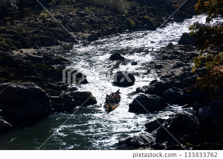 People enjoying the Hozugawa River boat ride 133833762