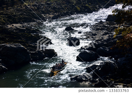 People enjoying the Hozugawa River boat ride 133833763