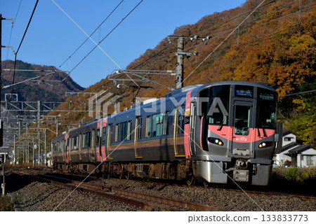 三列227系地方列車正在白眉線上運行。 133833773