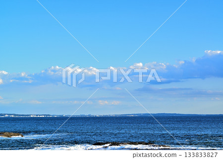 江之島湘南大堤-白色波浪拍打岩石的風景 江之島湘南大堤-白色波浪拍打岩石的風景 133833827