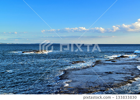 Enoshima Shonan Great Embankment - Scenery of white waves crashing against the rocks Enoshima Shonan Great Embankment - Scenery of white waves crashing against the rocks 133833830