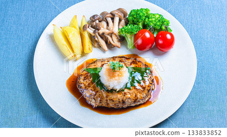 磨碎的漢堡牛排和什錦蔬菜 133833852