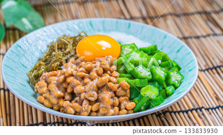 一碗香糯的夏日米飯,上面鋪著納豆、秋葵、山藥泥、海苔碎和蛋黃。 一碗香糯的夏日米飯,上面鋪著納豆、秋葵、山藥泥、海苔碎和蛋黃。 133833930