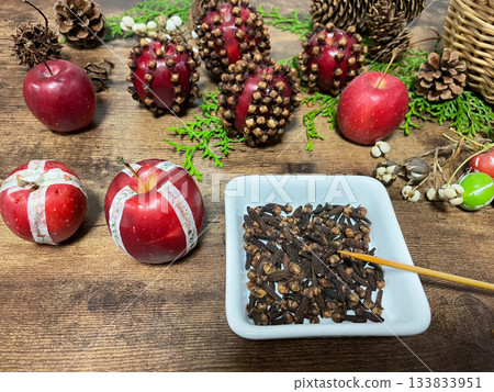 I made a pomander with a scent that wards off evil using bright red princess apples. I made a pomander with a scent that wards off evil using bright red princess apples. 133833951