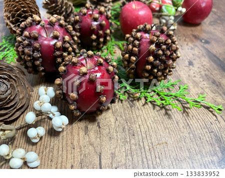 I made a pomander with a scent that wards off evil using bright red princess apples. I made a pomander with a scent that wards off evil using bright red princess apples. 133833952