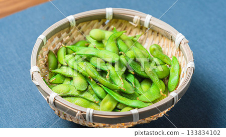 毛豆盛於竹製濾鍋中 毛豆盛於竹製濾鍋中 133834102