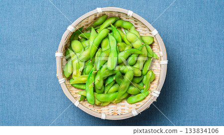 毛豆盛於竹製濾鍋中 毛豆盛於竹製濾鍋中 133834106