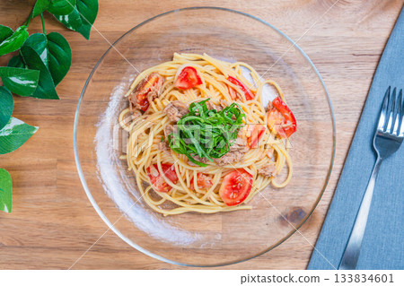 Cold tuna pasta with perilla and tomatoes 133834601